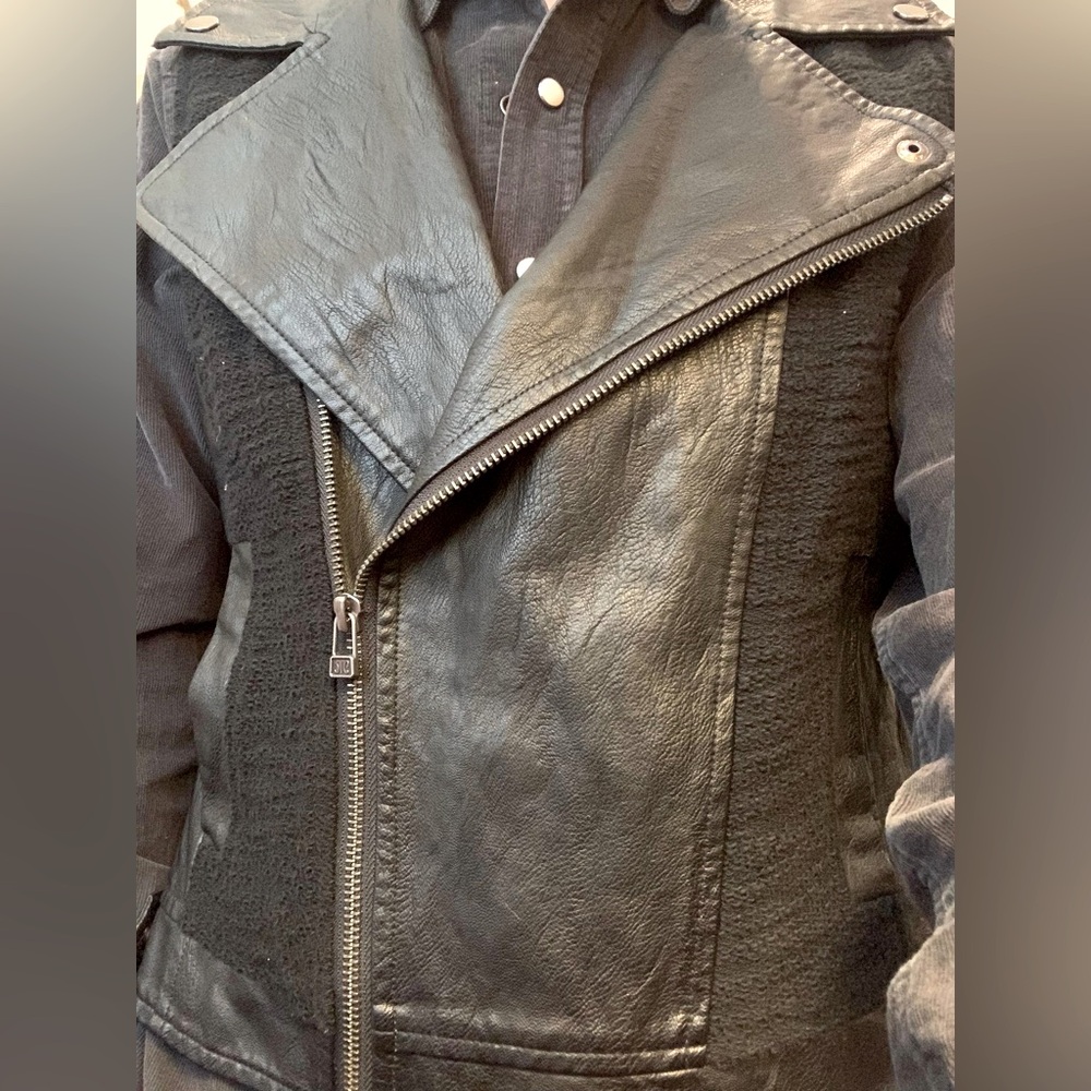 Vegan Leather Vest Embroidered Paisley Exquisite Textures - Picture 2 of 5